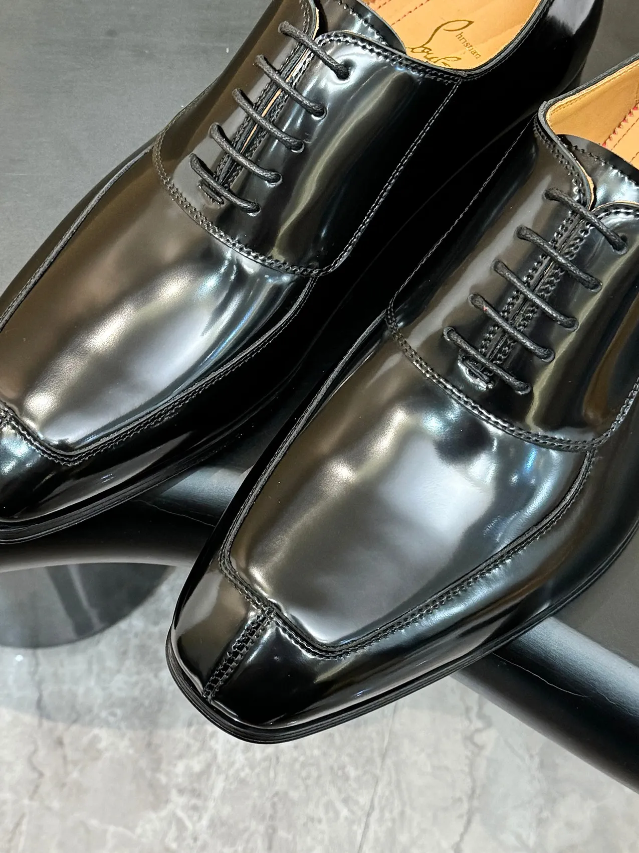 [CL red sole shoes] Top P: 1020💰 Size 39-44 (⚠️38.45.46.47 custom-made, non-returnable and non-exchangeable) 🆑High-end men's business formal leather shoes, original authentic top quality goods ••✅💯 Top original order purchasing agent! Original imported patterned cowhide ➕Imported cowhide lining ➕Cowhide feet ➕Original leather outsole~🉑️Feel free to compare the authentic ones!